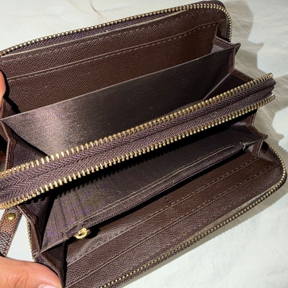 👑✅PRICE FIRM✅ Brown Large Double Zip Compartment Wristlet Wallet. - Picture 13 of 17